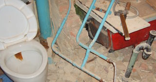 Профессиональный демонтаж перегородки ванной и туалета в Нурлате - от 577 рублей